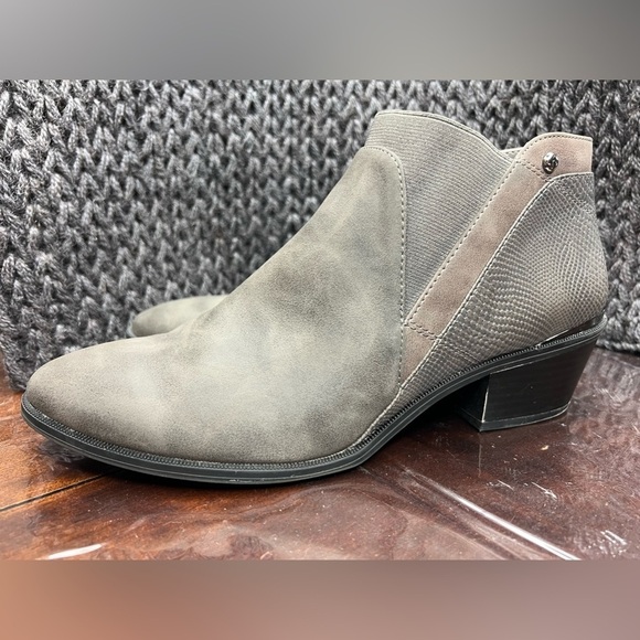 300. Simply Vera Vera Wang Skylark Women's Ankle Boots 10M - Picture 2 of 7